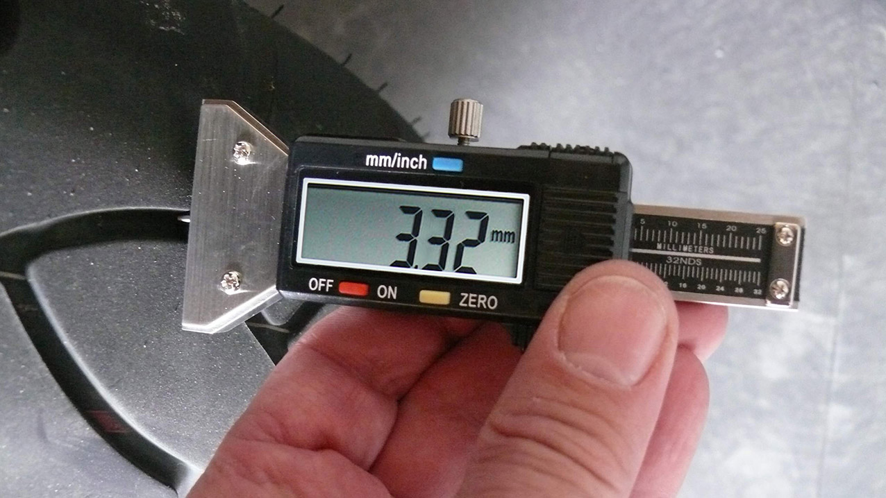 Digital tyre tread gauge,  carbon steel, with fixation screw