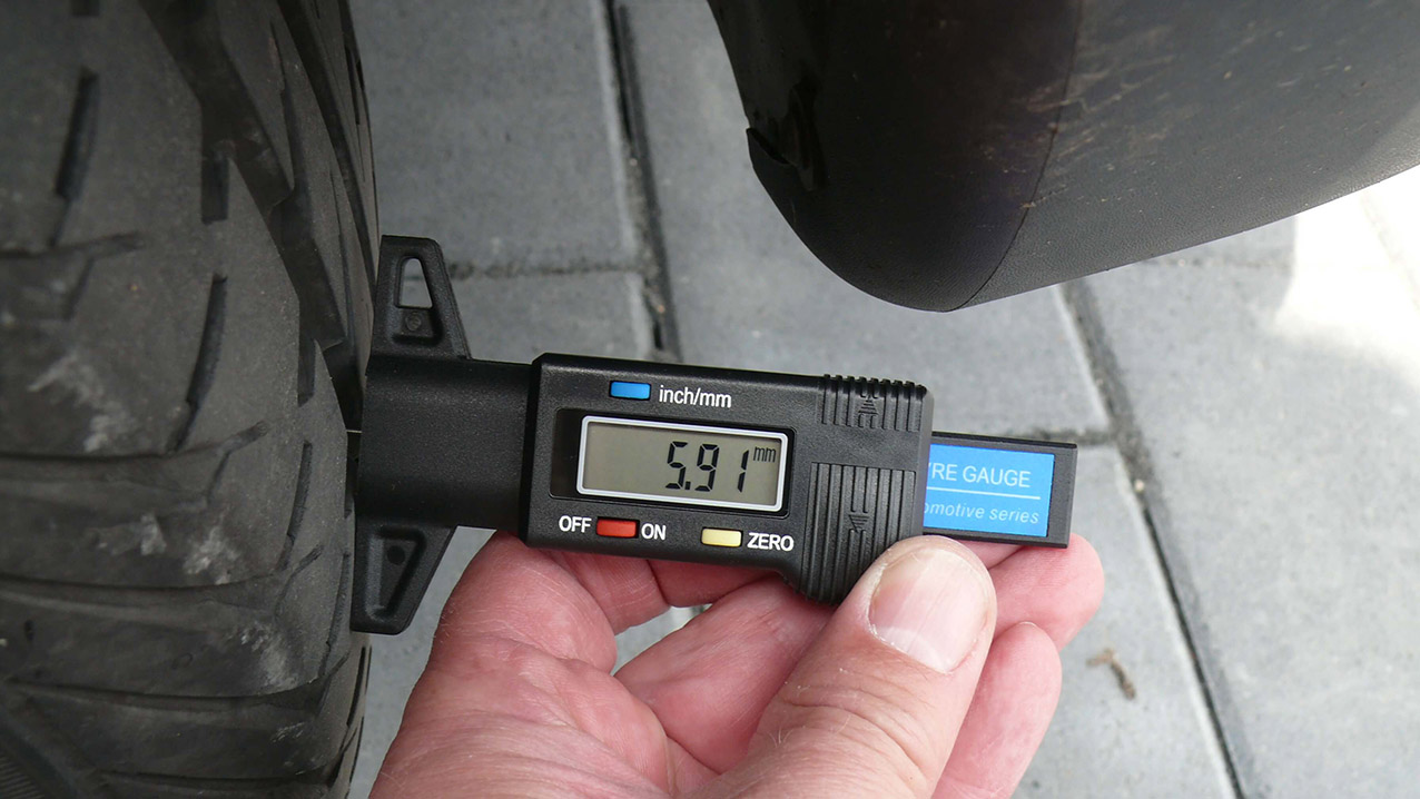 Digital tyre tread gauge