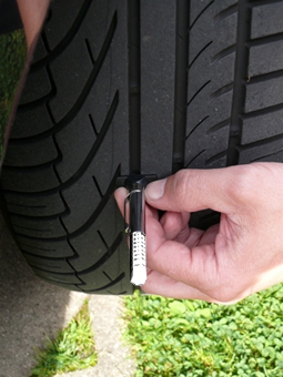 Pen-shaped tyre tread depth gauge