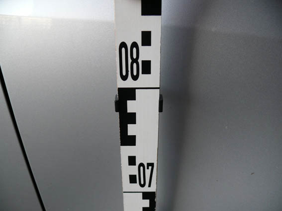 Geometric ruler bracket with suction pad base