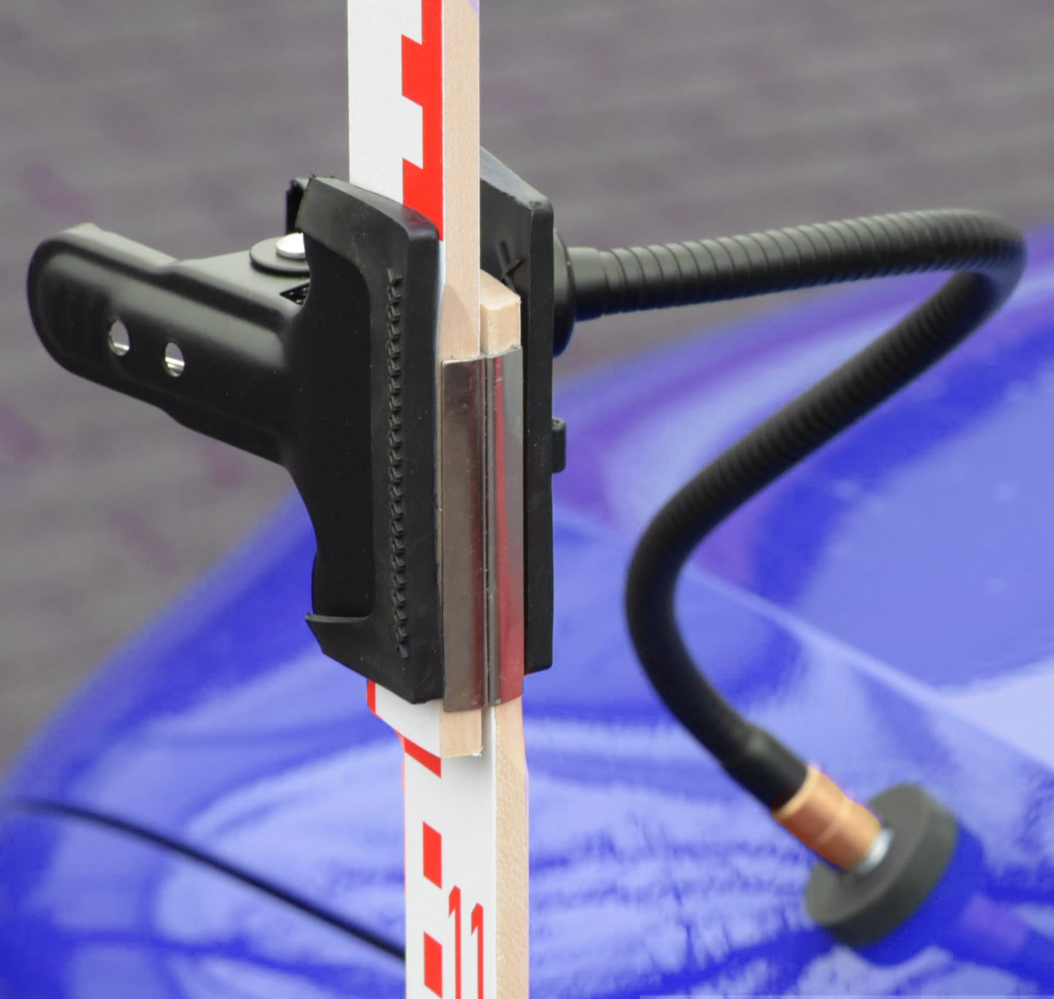 Holder for geometric rulers, with magnet 