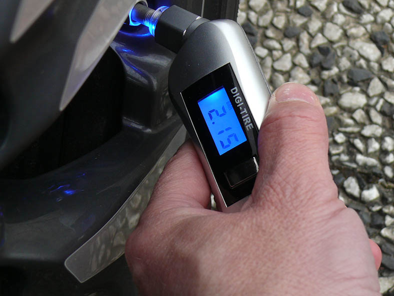 Digital tyre pressure gauge