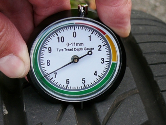 Tyre tread depths dial gauge