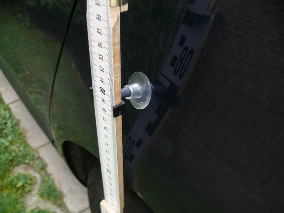 Geometric ruler bracket with suction pad base