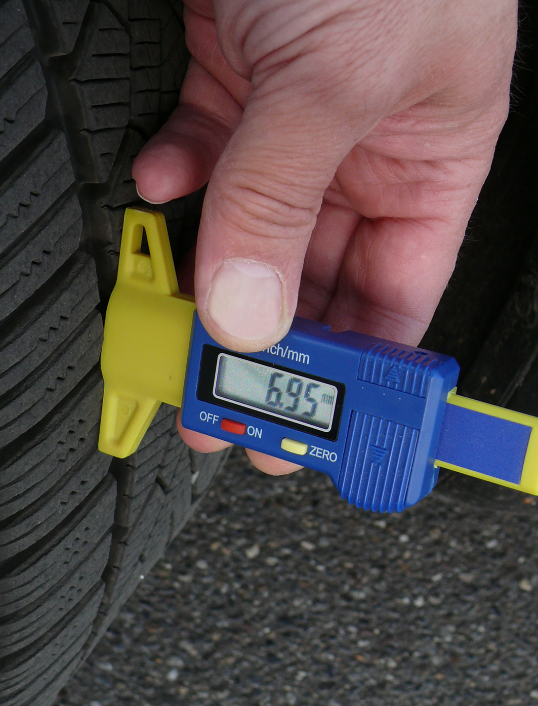 Digital tyre tread gauge