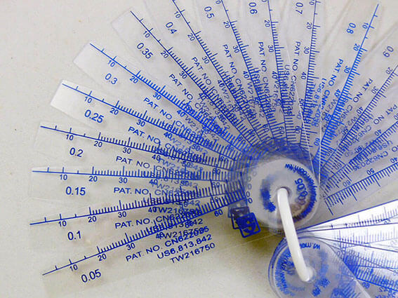 Feeler gauge (0.05 – 2 mm)