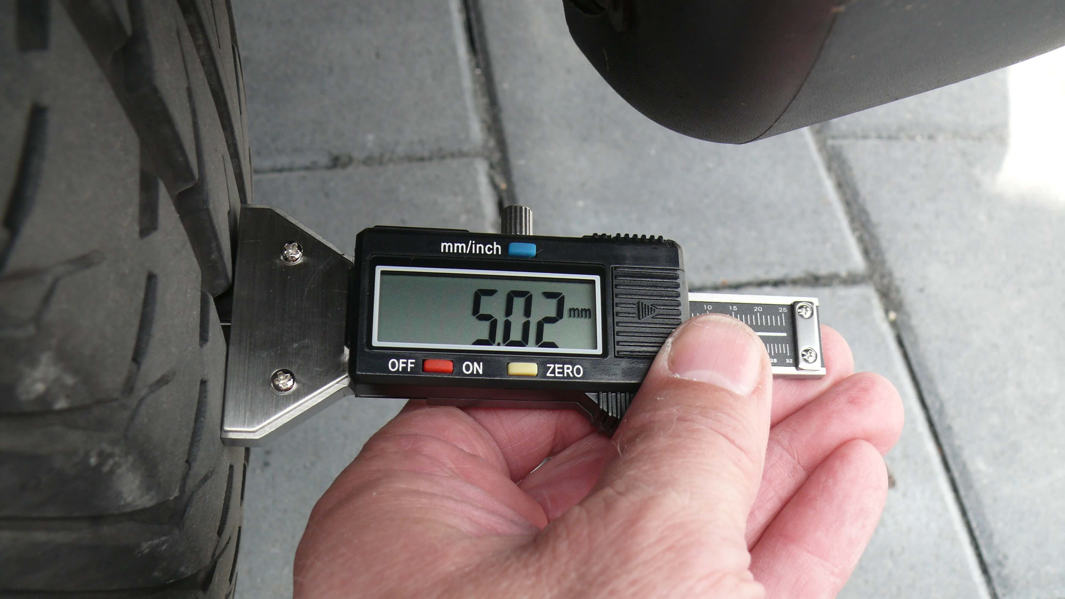 Digital tyre tread gauge,  carbon steel, with fixation screw