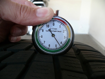 Tyre tread depths dial gauge