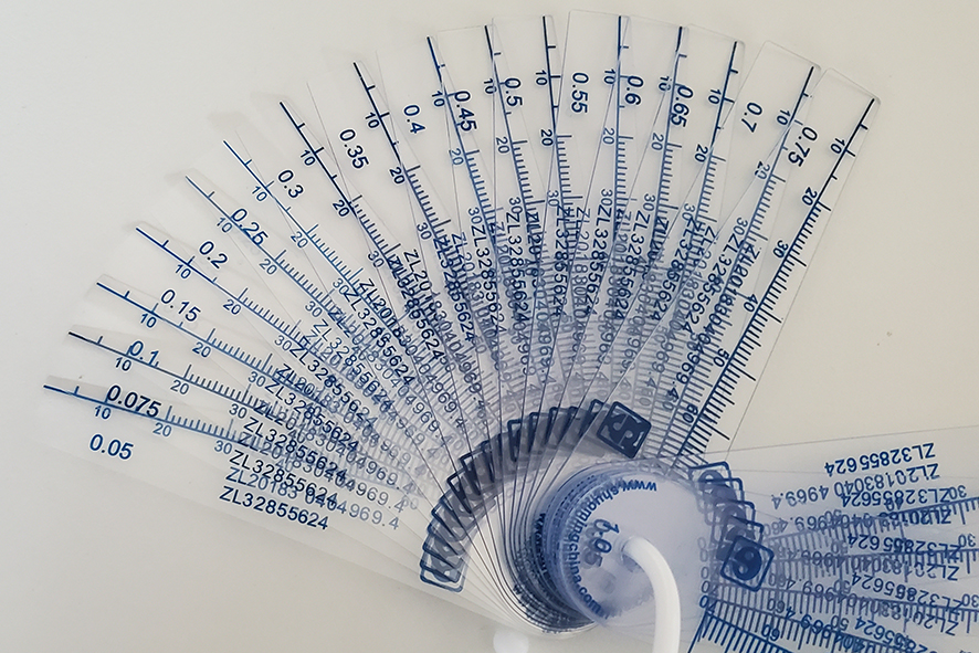 Feeler gauge (0.05 – 1 mm)